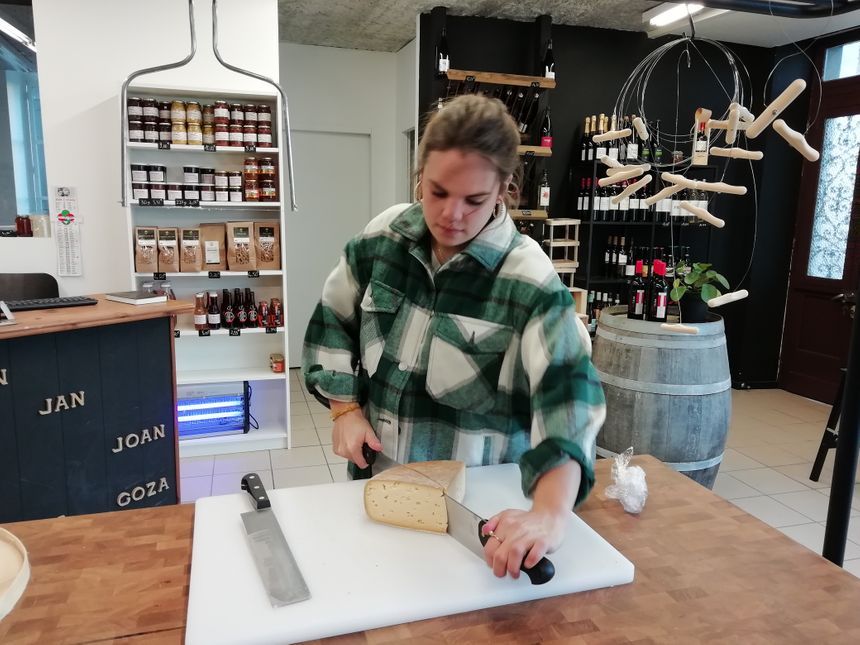 Graxiana Castillon sur sa table de découpe de fromages à Xirikota