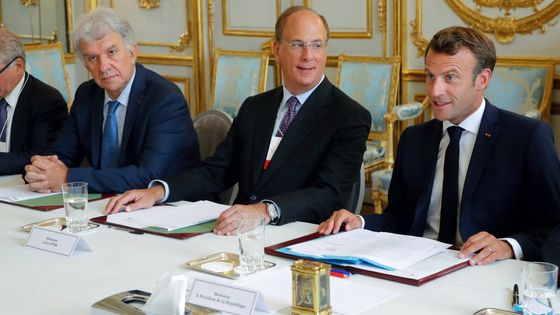 Au centre, Larry Fink reçu à l'Elysée en juillet 2019 ©AFP - MICHEL EULER