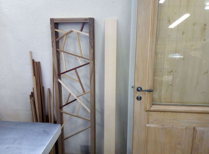 Paravent au cadre en noyer avec diverses essences de bois, et porte à l'ancienne chez "Bois et Co" à Carpentras.