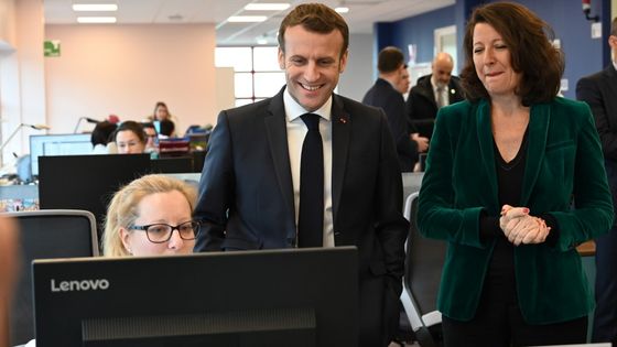 Emmanuel Macron et Agnès Buzyn ce matin à l'usine AstraZeneca de Dunkerque. Le groupe pharmaceutique annonce 500 millions d'euros d'investissements sur 5 ans. ©AFP - Denis Charlet