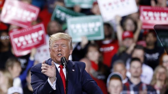 Donald Trump délivrant un discours dans le Michigan dans le cadre de sa campagne pour sa réélection (décembre 2019) ©AFP - JEFF KOWALSKY