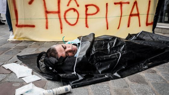 Die-in du collectif Inter-urgences à Paris l'été dernier ©Maxppp - Thomas Padilla/MAXPPP