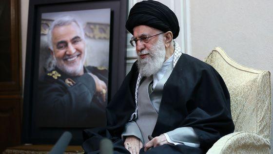 Ali Khamenei à côté d'un portrait du général Soleimani, lors d'une visite aux proches du général le 3 janvier 2020 à Téhéran ©AFP - AFP PHOTO / HO / KHAMENEI.IR