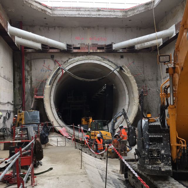 Le début du tunnel et l'arrière du tunnelier