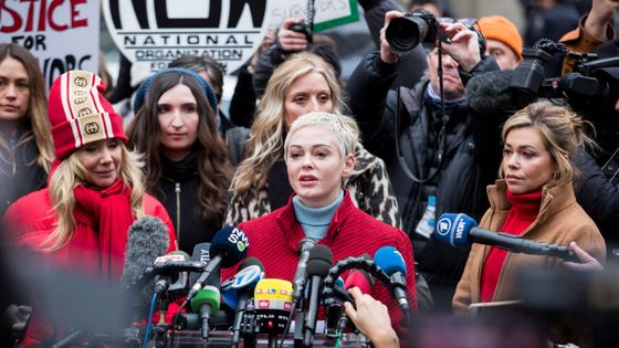 L’actrice Rose Mcgowan s’adresse à la presse aux côtés de Rosanna Arquette, Sarah Ann Masse et Lauren Sivan le jour du procès de Harvey Weinstein au palais de justice de Manhattan, 6 janvier 2020, New York ©Getty - VIEW press / Contributeur