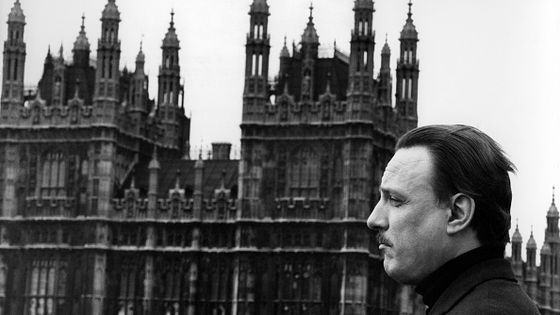 Portrait du pianiste Arturo Benedetti Michelangeli à Londres, Royaume-Uni, en juin 1965 - en arrière-plan, le palais de Westminster ©Getty - Keystone-France/Gamma-Rapho