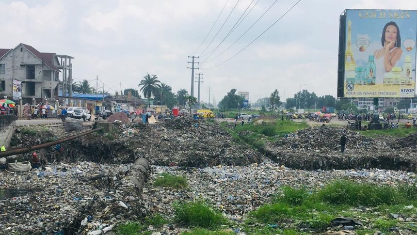 Kinshasa, mégalopole de plus de 12 millions d’habitants, voit ses rivières transformées en décharges à ciel ouvert.