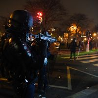 Un policier prêt à tirer avec son lanceur de balle de défense, les "fameux" LBD, une armé décriée et à l'origine de nombreuses blessures chez les manifestants (Paris, le 05/12/2019)