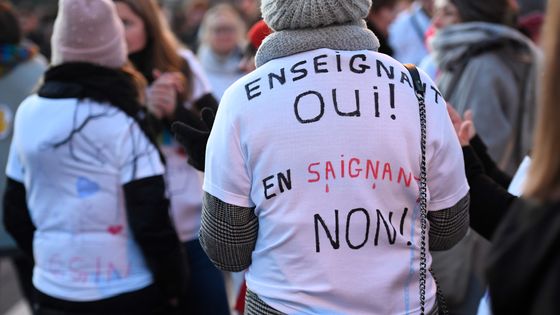 Des professeurs protestant contre la réforme du bac, alors que les élèves planchent sur les épreuves au lycée René Cassin à Montfort sur Meu en Ile et Villaine ©AFP - DAMIEN MEYER