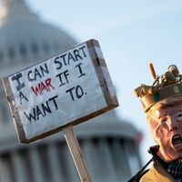 Un manifestant dresse une pancarte "Je peux démarrer une guerre si je le veux" avec le visage grimé de Donald Trump, devant le Capitole, à Washington, le 9 janvier 2020.