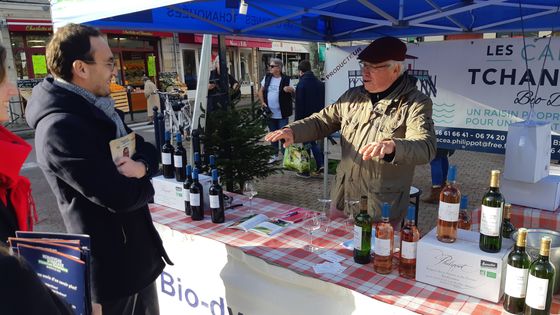Thomas Cazenave (LREM) en campagne sur le marché de Saint-Augustin, à Bordeaux. ©Radio France - Frédéric Says