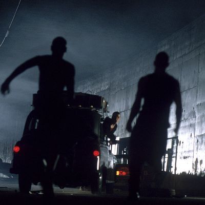 "28 Days Later" de Danny Boyle est sorti en 2002. Il met en scène la dissémination éclaire d'un virus qui transforme les humains en êtres assoiffés de violence
