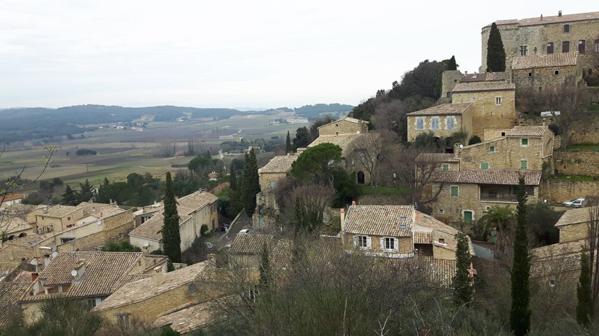 sur les hauteurs de Vénéjan , le village s'étale sur les flancs de colline