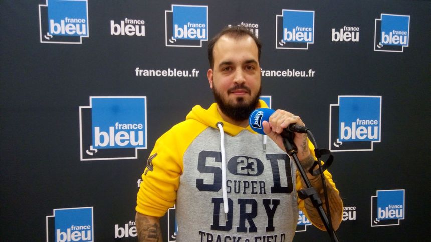 Cyril, au chant, sur la Nouvelle Scène Bleu Poitou