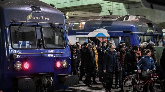 Photo prise à la Gare Montparnasse le 2 janvier 2020, au 29ème jour de grève contre la réforme des retraites. ©AFP - STEPHANE DE SAKUTIN