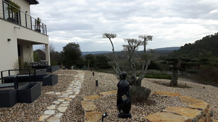 Le devant de "La Villa Darly " et ses oliviers plats