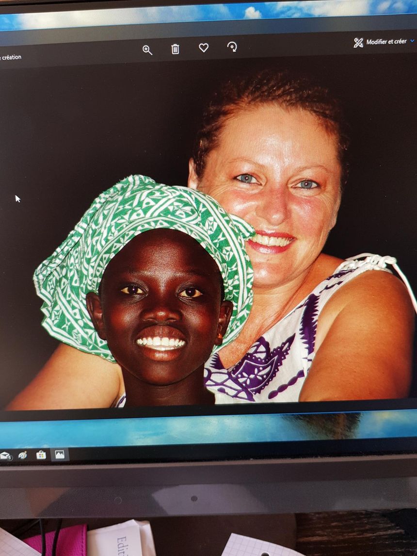 Monique avec Aïda, lors de l'un de ses nombreux voyages en Afrique.