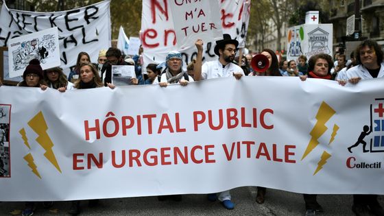 Manifestation des personnels hospitaliers dans le cadre d'un mouvement de grève national à Paris le 14 novembre 2019 ©AFP - STEPHANE DE SAKUTIN / AFP