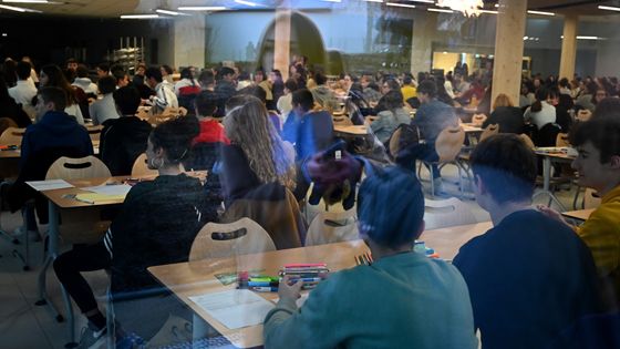 Des lycéens attendent avant de passer des épreuves du bac "e3c" au lycée René Cassin de Montfort-sur-Meu (Ille-et-Vilaine). 20/01/2020 ©AFP - Damien MEYER