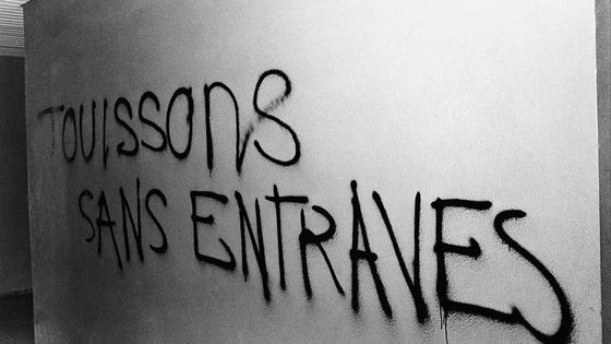 "Jouissons sans entraves" fut l'un des slogans emblématiques du mouvement de contestation en Mai 68 ©Getty - GERARD-AIME
