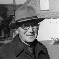 Portrait de Jean Monnet, ancien président du Parlement européen, pris le 29 octobre 1975 dans sa propriété privée de Bazoches-sur-Guyonne dans les Yvelines.