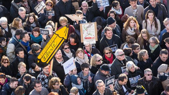 Cortège de manifestants durant la marche républicaine le 11 janvier 2015, en soutien aux familles des victimes des attentats contre 'Charlie Hebdo' et de l'épicerie cacher de la porte de Vincennes, à Tours. ©Getty - Gilles MARTIN/Gamma-Rapho