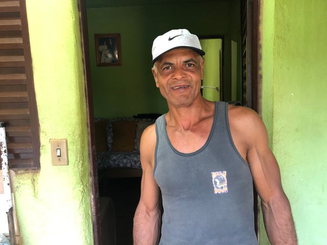 Atamayu Ferreira, travaille à la mine Vale depuis 25 ans et habite Corrego do Feijão, le village le plus proche du barrage qui a cédé, emportant plus de 12 de ses proches. Il compose des chansons à leur mémoire sous le nom de scène de Pedro Enrique