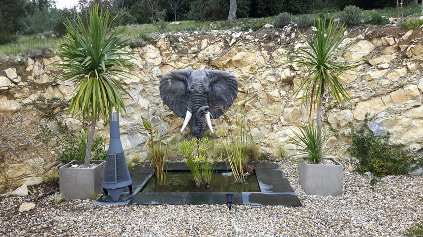 fontaine originale sur la terrasse endroit de détente au cœur de la verdure autour de "La Villa Darly "