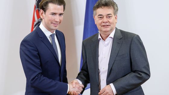 Le conservateur Sebastian Kurz et et le chef du Parti vert autrichien, Werner Kogler (dte) se serrent la main lors d'un communiqué de presse après les négociations de coalition pour un nouveau gouvernement autrichien. Vienne, 1er janvier 2020 ©Maxppp - Florian Wieser / EPA / Newscom