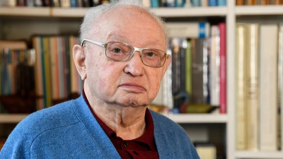 Armand Bulwa, survivant du camp de Buchenwald, en janvier 2020 à Paris ©AFP - BERTRAND GUAY