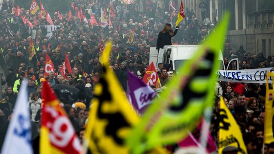 Une nouvelle journée de manifestation est annoncée pour le 9 décembre. Réunira-t-elle autant de participants que les précédentes ? (Ici le 10 décembre 2019 à Nantes). ©AFP - Loïc Venance