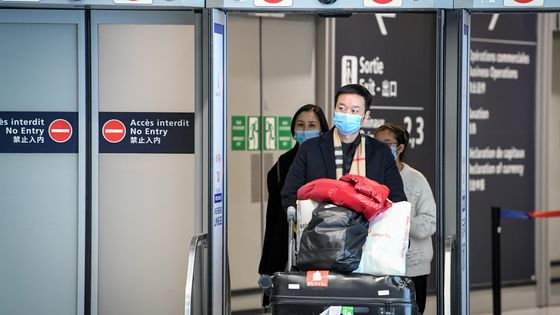 Passagers en provenance de Chine ce matin à l'aéroport de Roissy-Charles de Gaulle (26/01/2020) ©AFP - Alain Jocard