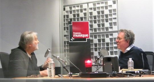 France Musique, studio 361... Jean-Jacques Debout, auteur-compositeur-interprète & Benoît Duteurtre, producteur de l'émission (g. à d.)