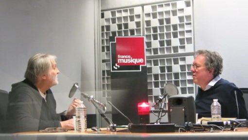 France Musique, studio 361... Jean-Jacques Debout, auteur-compositeur-interprète & Benoît Duteurtre, producteur de l'émission (g. à d.)