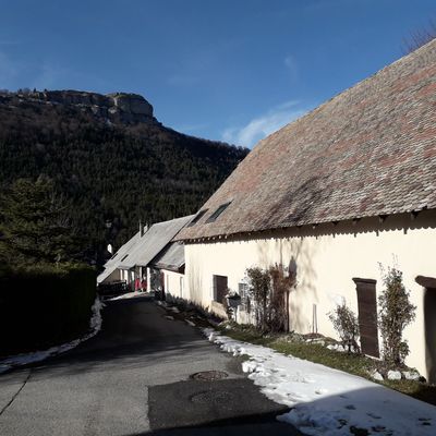 La maison de Léoncie. En arrière plan, le lieu où le corps a été retrouvé.