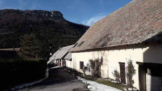 La maison de Léoncie. En arrière plan, le lieu où le corps a été retrouvé. ©Radio France - Jean-Philippe Navarre