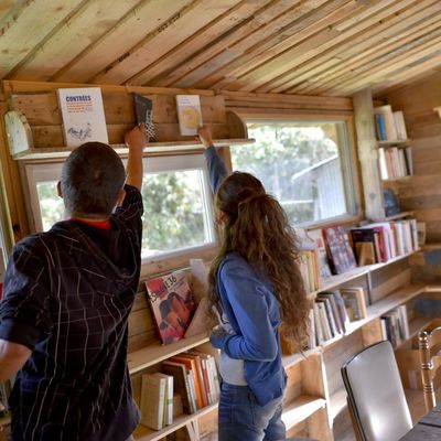 Une bibliothèque dans la ZAD de Notre-Dame-des-Landes