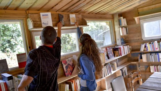 Une bibliothèque dans la ZAD de Notre-Dame-des-Landes ©AFP - LOIC VENANCE