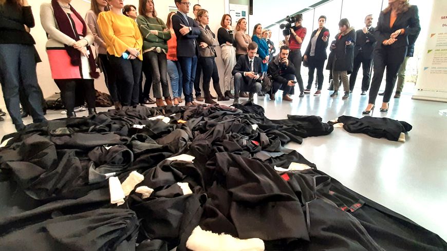 Ces derniers jours, les avocats, comme d'autres métiers, ont multiplié le retrait de leurs vêtements de travail. Des robes jetées au sol contre la réforme des retraites. Ici aux pieds de la ministre de la Justice le 8 janvier à Caen.