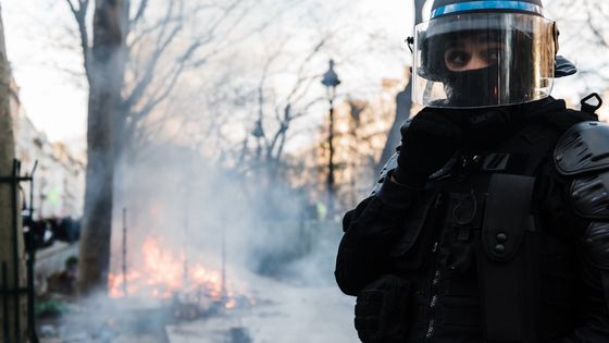 Que fait la police ? Ici un policier pendant des affrontements entre la police et les manifestants autour de la Gare de Lyon, Paris, 18 janvier 2020 ©AFP - KARINE PIERRE / HANS LUCAS