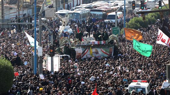 Le corps du général Soleimani accueilli par la foule en Iran, à Ahvaz, dans le sud-ouest du pays. ©AFP - FATEMEH RAHIMAVIAN / FARS NEWS