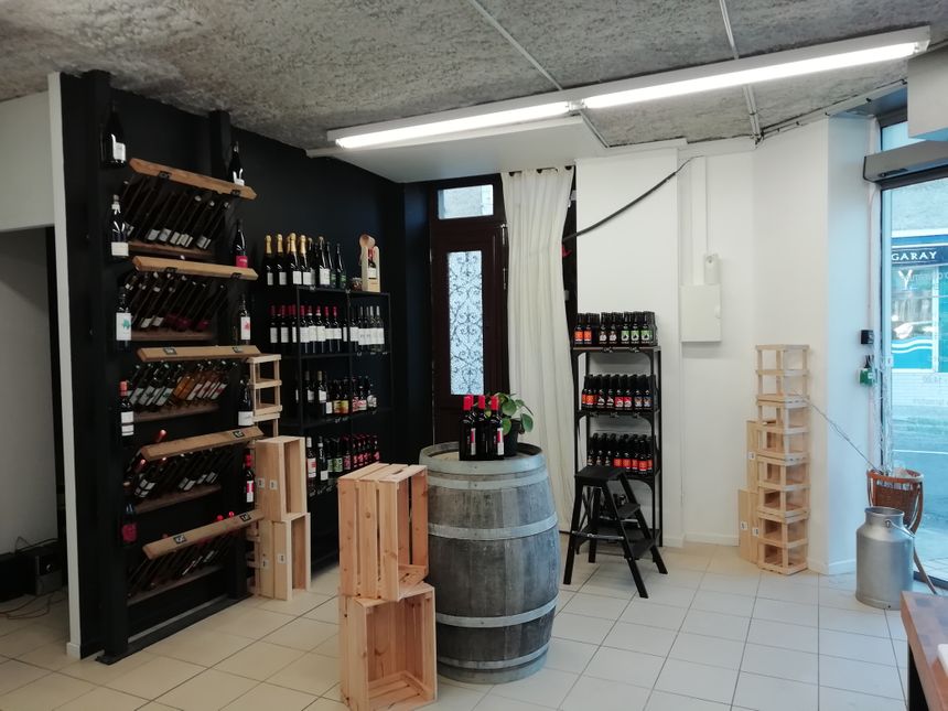Le coin boutique à Xirikota, avec des vins, cidres, poiré, bières, à accorder avec les fromages