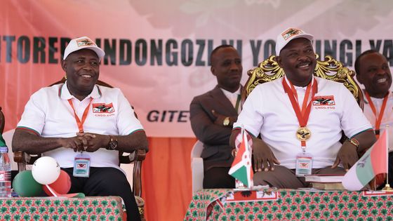 Le Général Evariste Ndayishimiye ( gauche) et le Président Pierre Nkurunziza (droite) (26/01/2020) ©AFP - stringer