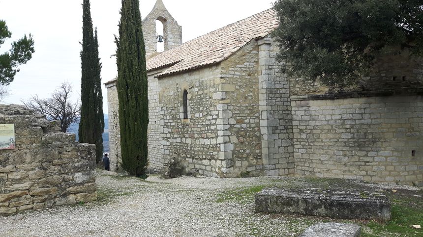 la chapelle romane du XIème siècle avec son cimetière juste à l'entrée