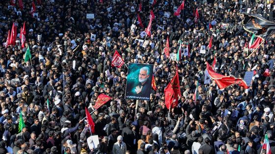La foule lors des obsèques du général Qasem Soleimani dans sa ville de naissance de Kerman en Iran le 7 janvier. ©AFP - ATTA KENARE