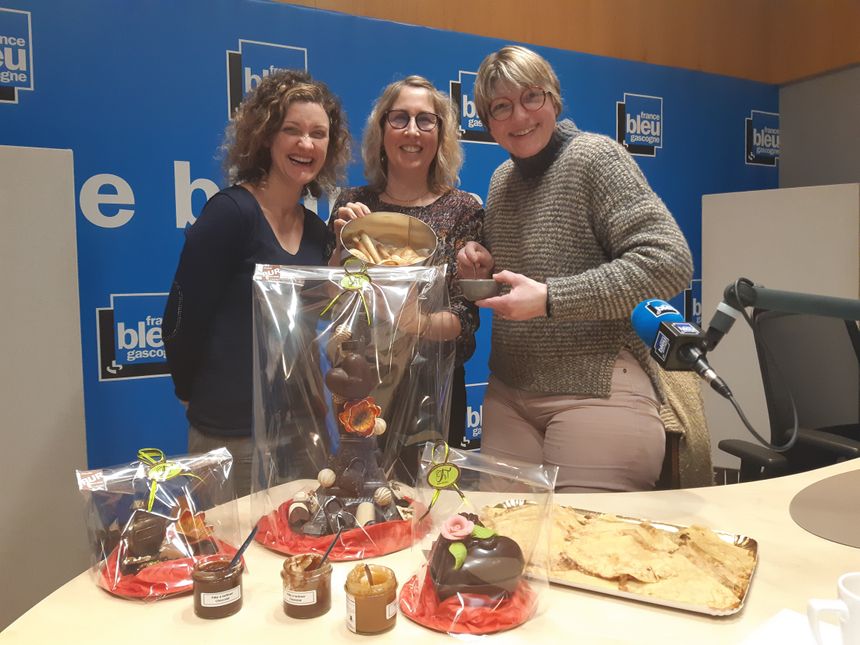 de Gauche à droite: Pauline et Carole nos auditrices du jour et Delphine Carrère d'Oh Mon Gâteau à Hagetmau Maître Artisan Pâtissier Chocolatier