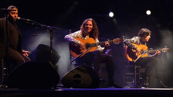 La légende du flamenco Tomatito, entouré de ses muisciens - Sandy Korzekwa