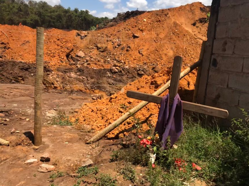 Croix, posée en l'hommage d'un voisin, Manuel, qui s'est réfugié dans sa maison et est mort