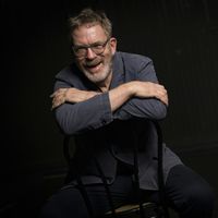 Portrait de Dick Annegarn, avec sa guitare, le 24 mars 2016 à Boulogne-Billancourt