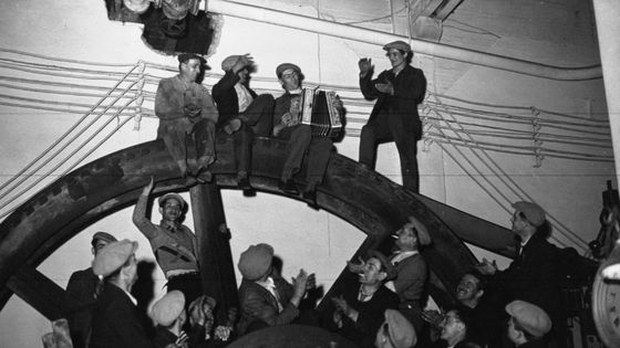 Des salariés grévistes dans une blanchisserie en 1936 - BNF Gallica - Agence Meurisse